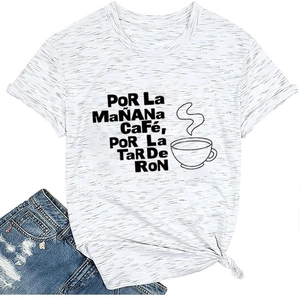 Détail d'un t-shirt chiné blanc avec slogan café et nœud latéral élégant
