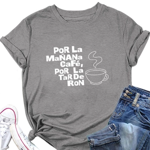 Détail de la manche retroussée et de l'imprimé avec slogan espagnol sur un t-shirt gris