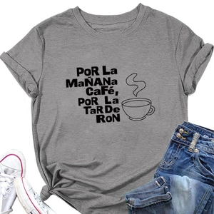 Détail d'un t-shirt gris en coton avec imprimé espagnol et ourlet noué stylé