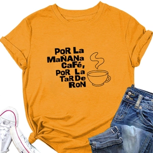 T-shirt jaune moutarde à plat avec texte sur le café et col rond classique