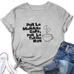T-shirt gris avec imprimé Por La Mañana Café assorti à un jean et des baskets