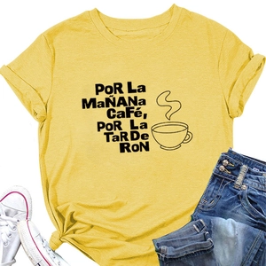 Détail d'un t-shirt en coton jaune avec imprimé Por La Mañana Café et revers de manche