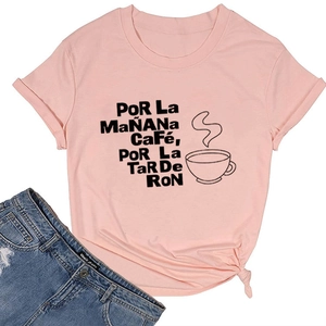 T-shirt rose avec motif café assorti à un short en jean bleu clair délavé