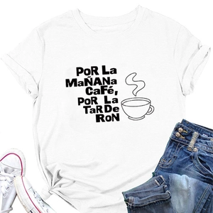 Détail d'un t-shirt blanc en coton avec slogan espagnol et graphique de tasse à café