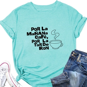 Détail d'un t-shirt bleu clair avec texte café et rhum et nœud élégant à l'ourlet