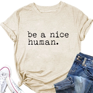 T-shirt col rond abricot avec texte 'be a nice human' posé avec un jean bleu