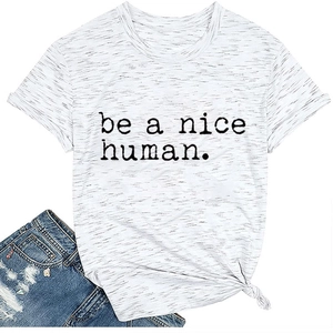 Vue à plat d'un t-shirt blanc Be A Nice Human avec un short en jean délavé et usé