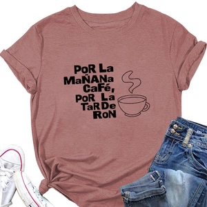 Détail d'un t-shirt rose poudré avec texte espagnol et ourlet noué à la taille