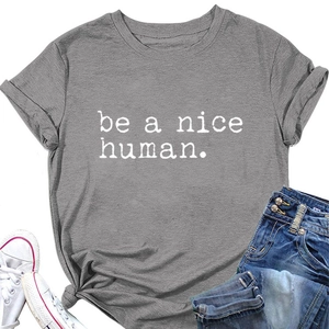 Détail d'un t-shirt gris col rond avec inscription 'be a nice human' et noeud frontal