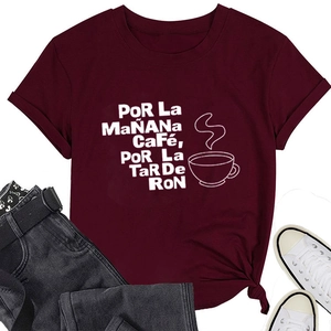 Détail du t-shirt bordeaux montrant l'imprimé blanc et l'ourlet noué décontracté