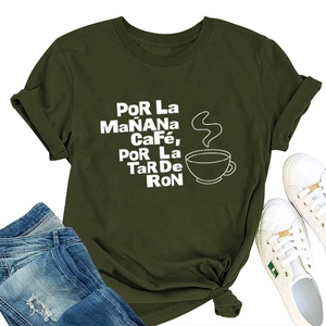 T-shirt en coton vert armée avec texte Por La Manana Cafe et motif tasse de café