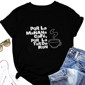 T-shirt noir en coton avec slogan café et accessoires stylés présentés à plat