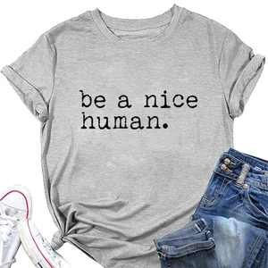 T-shirt gris avec impression be a nice human à plat avec jean et chaussures blanches