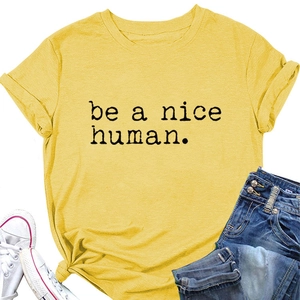 Détail à plat du t-shirt jaune avec imprimé be a nice human et manches à revers fixes
