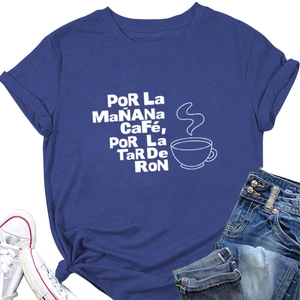 Détail d'un t-shirt bleu avec slogan espagnol et motif imprimé de tasse à café