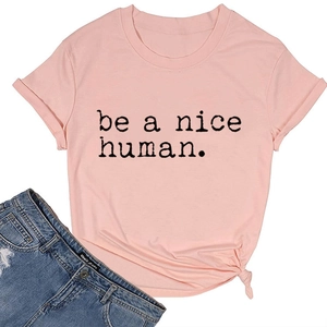 Détail du t-shirt en coton rose avec imprimé 'be a nice human' et un nœud latéral élégant