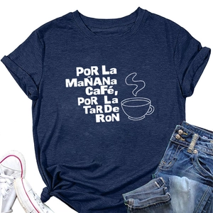 Mise à plat de t-shirt bleu marine avec motif café assorti à un jean et des baskets