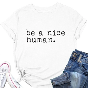 Gros plan sur l'imprimé be a nice human sur le t-shirt blanc en coton à col rond et manches