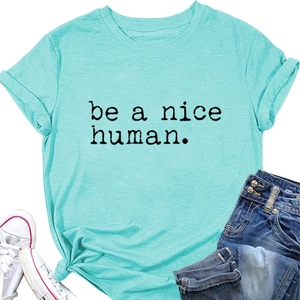 Détail du t-shirt turquoise avec slogan be a nice human et short en jean effiloché