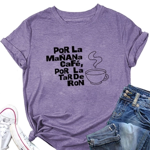 Détail du t-shirt en coton violet avec texte espagnol et icône de café minimaliste