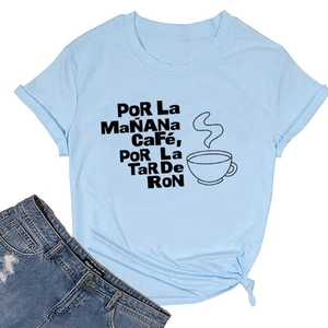 Détail du t-shirt bleu clair en coton avec imprimé café espagnol et ourlet noué