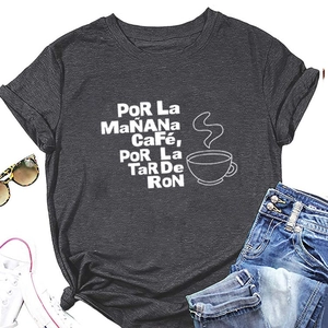 Mise à plat d'un t-shirt gris anthracite avec texte espagnol, short et baskets blanches