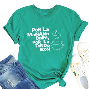 T-shirt en coton vert avec slogan espagnol présenté avec un jean bleu et des baskets