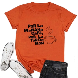 Mise à plat d'un t-shirt orange décontracté avec motif café et short en jean noir