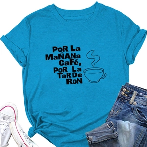 Mise à plat de t-shirt bleu ciel avec texte Por La Mañana Café, short en jean et baskets