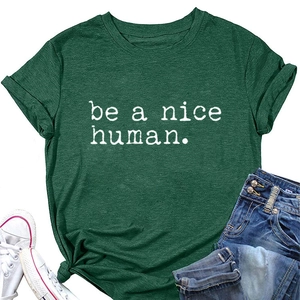 Détail d'un t-shirt vert foncé avec texte 'be a nice human' et design à nœud latéral