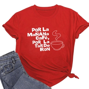 Détail d'un t-shirt rouge en coton avec texte espagnol et nœud sur le côté