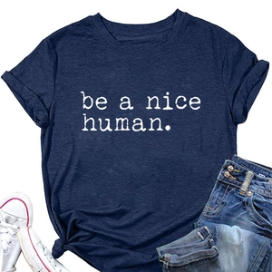 T-shirt bleu marine à plat avec inscription blanche be a nice human sur le tissu