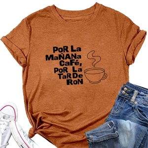 Détail du t-shirt caramel avec slogan café, ourlet noué, baskets et jean bleu