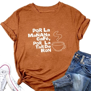 Mise à plat du T-shirt en coton caramel avec imprimé café et jean bleu