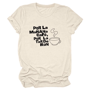 Détail du t-shirt en coton avec texte Por La Mañana Café et motif de tasse à café