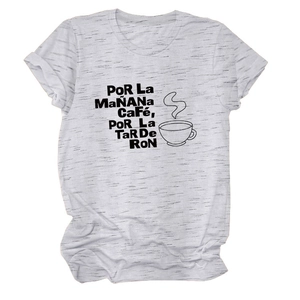 Vue détaillée d'un t-shirt gris chiné montrant la texture et l'imprimé café graphique