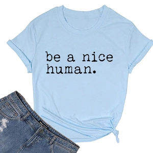 Détail du t-shirt bleu clair avec texte 'be a nice human' et ourlet noué à la taille
