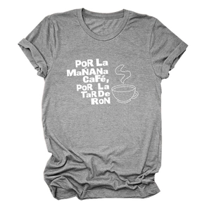 Détail d'un t-shirt gris avec texte espagnol et motif de tasse à café imprimé