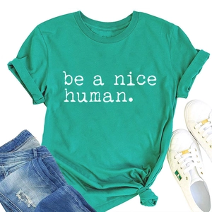 T-shirt vert en coton avec imprimé be a nice human et nœud frontal élégant à plat