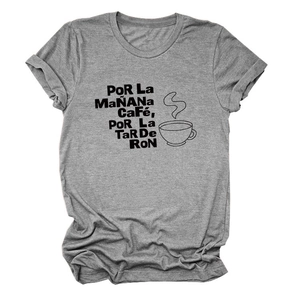 Détail du tissu en maille et du slogan espagnol sur le t-shirt gris à col rond