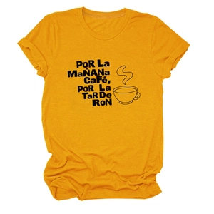 Détail du t-shirt jaune gingembre avec slogan espagnol Por La Mañana Café et graphique