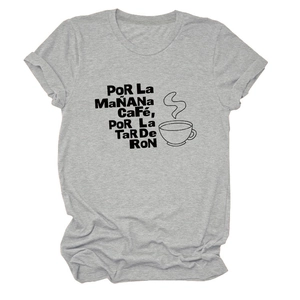 Détail du t-shirt gris à col rond avec impression graphique por la manana cafe