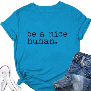 Détail du t-shirt bleu ciel avec slogan be a nice human accompagné d'un jean et baskets