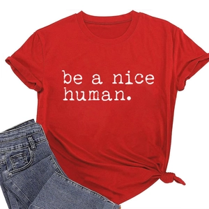 Détail du t-shirt rouge avec slogan be a nice human et noeud latéral de style décontracté