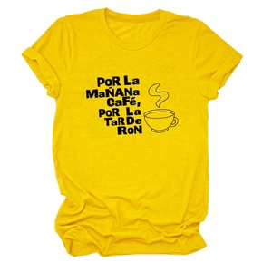 Détail d'un t-shirt jaune en coton avec texte espagnol sur le café et le rhum et dessin