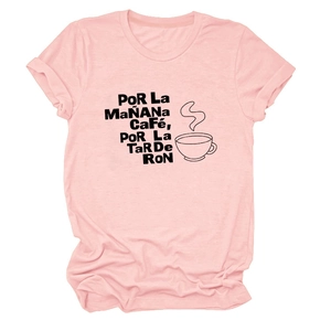 Détail d'un t-shirt rose avec imprimé slogan espagnol sur le café et le rhum