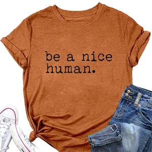 Détail de l'inscription be a nice human sur un t-shirt à manches courtes caramel