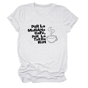 Détail d'un t-shirt blanc en coton avec texte espagnol café et rhum et icône de tasse