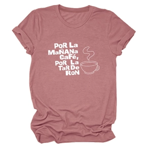 Détail d'un t-shirt rose en coton avec motif imprimé blanc Por La Manana Cafe