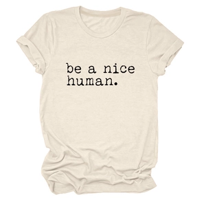 Détail du texte noir be a nice human en police machine à écrire sur un t-shirt beige